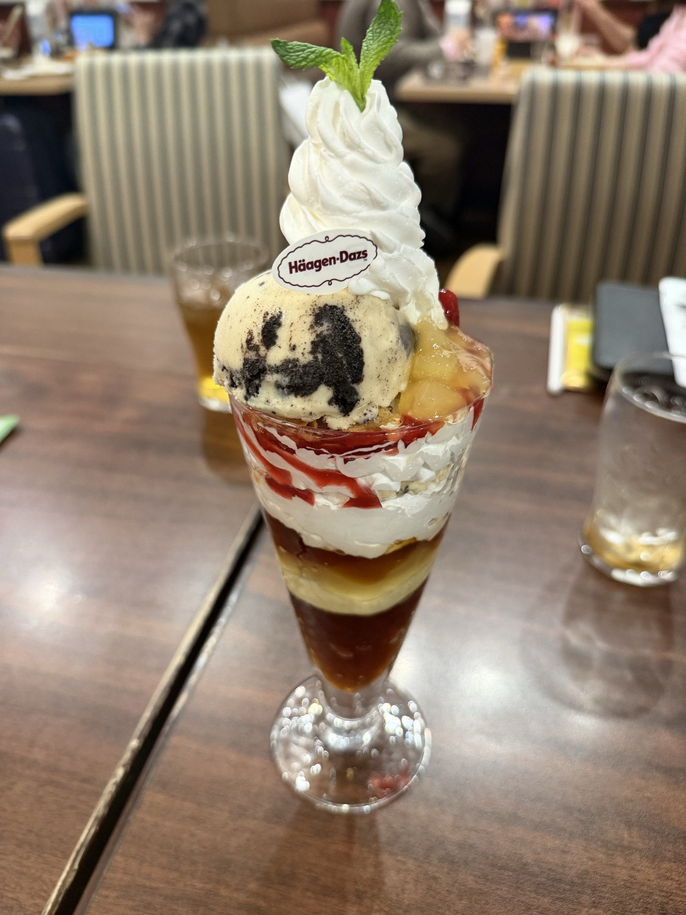 一杯堆着奶油、水果和冰淇淋的哈根达斯甜点。